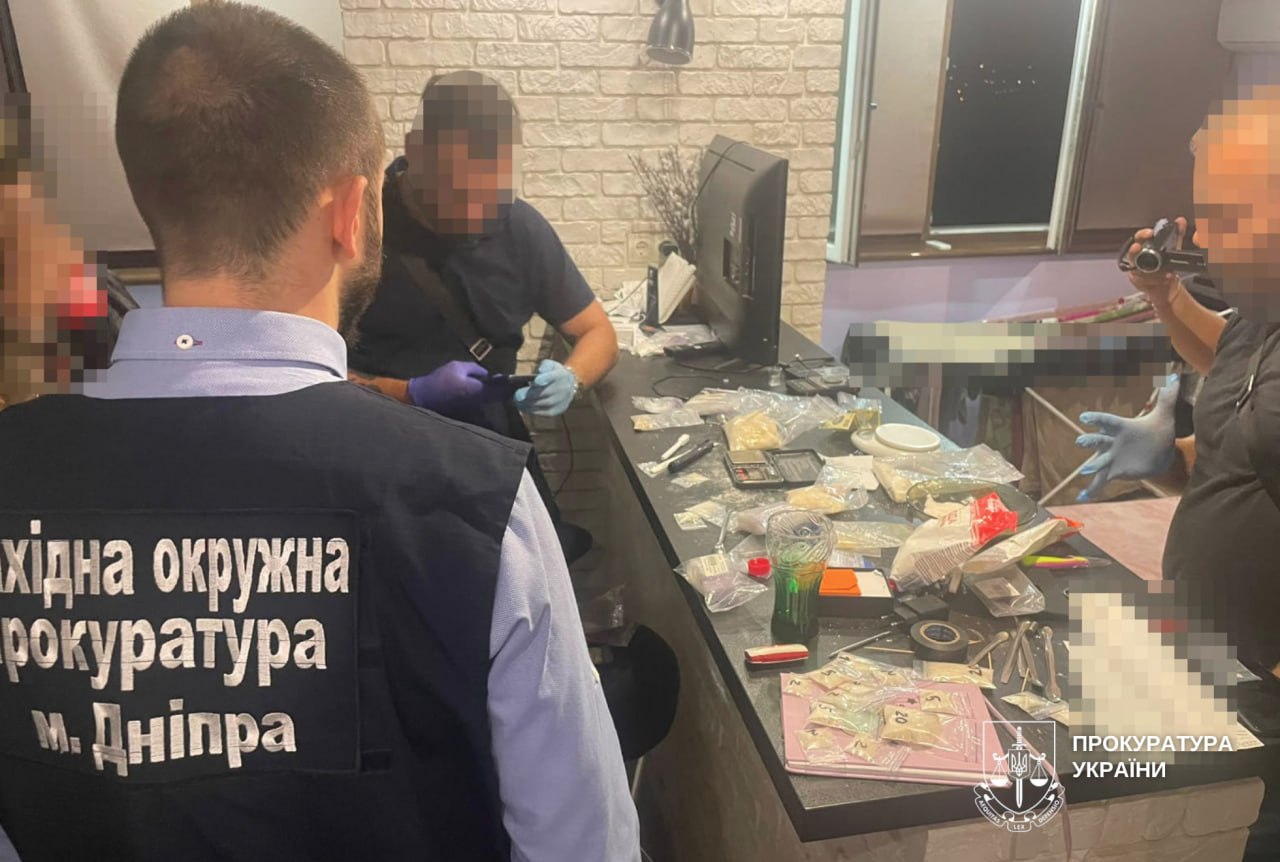 У Дніпрі викрили оптовий канал збуту наркотиків: вилучено речовини на 5 млн грн, зброю та засоби конспірації - 26.08.2026