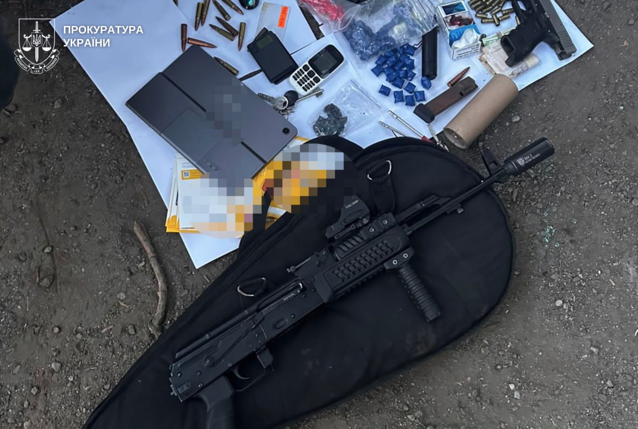 У Дніпрі викрили оптовий канал збуту наркотиків: вилучено речовини на 5 млн грн, зброю та засоби конспірації - 26.08.2026