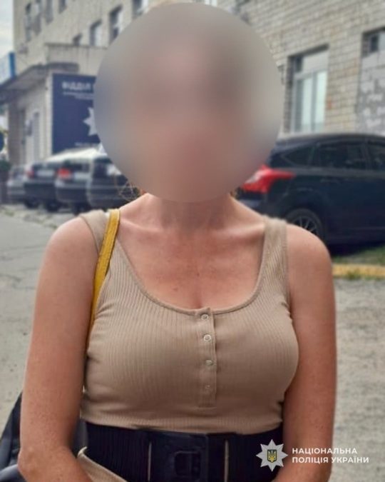 У Дніпрі поліцейські затримали жінку, яку підозрюють у пограбуванні 12-річної дівчинки - 26.08.2026