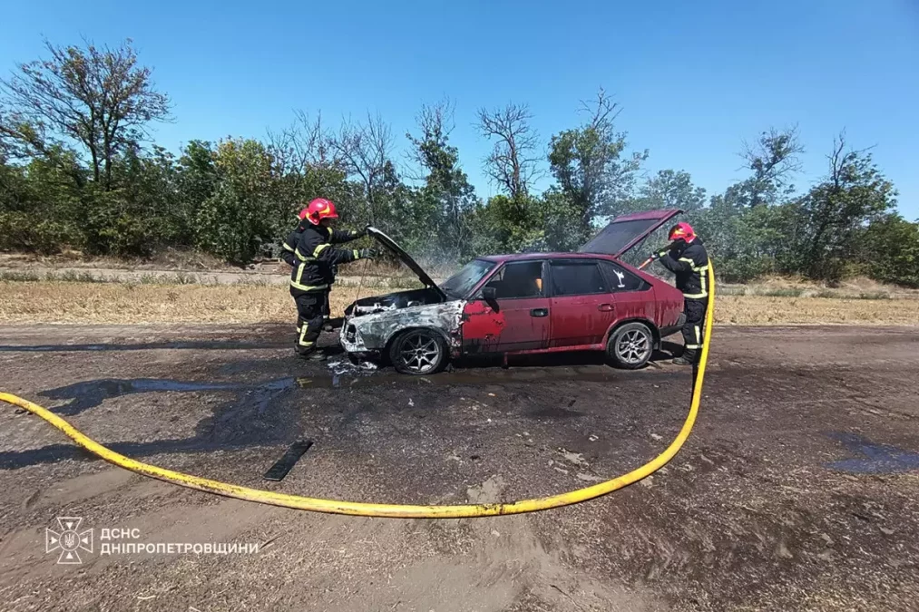 Під Васильківкою загорівся «Москвич» рятувальники ліквідували пожежу