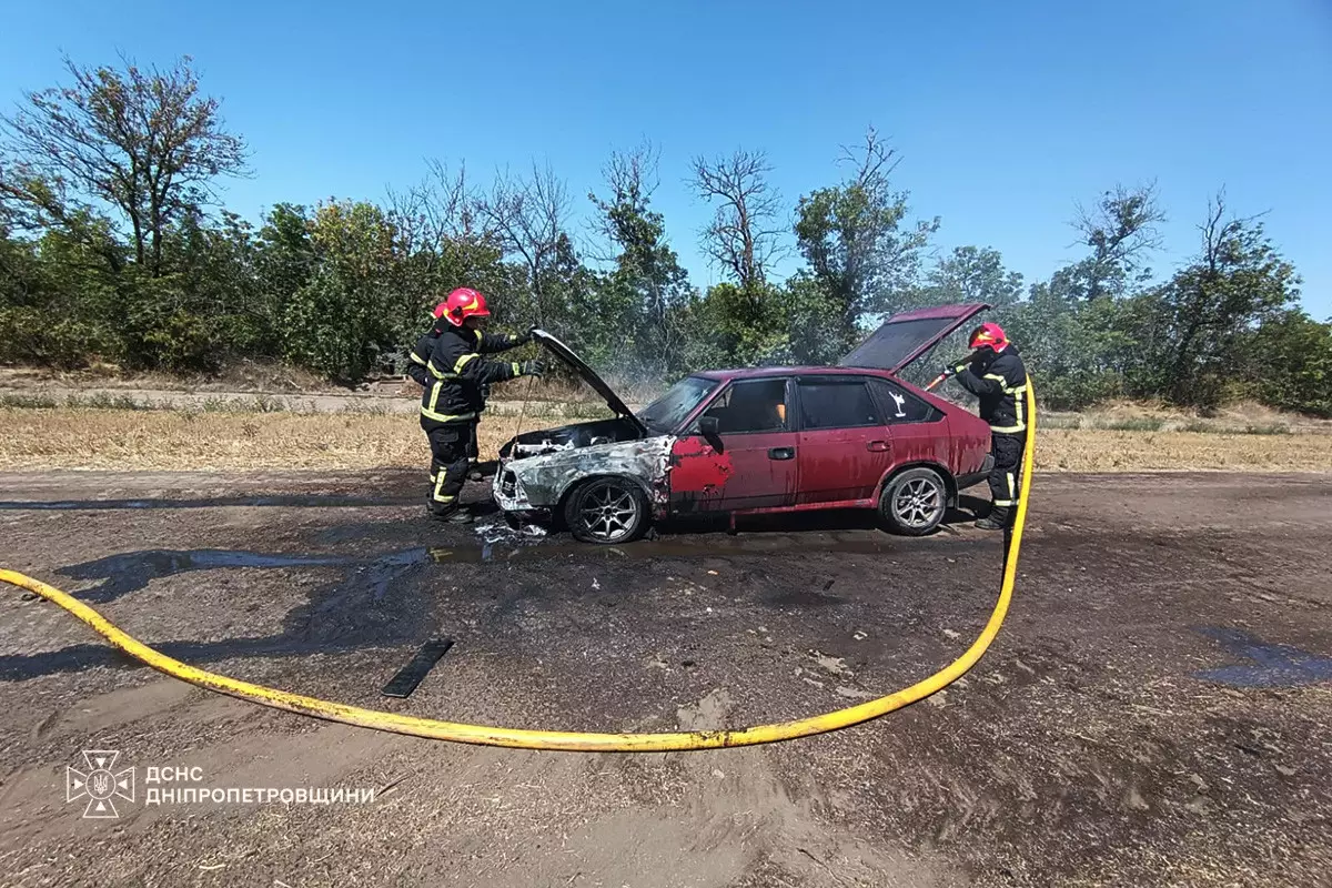 Під Васильківкою загорівся «Москвич» рятувальники ліквідували пожежу