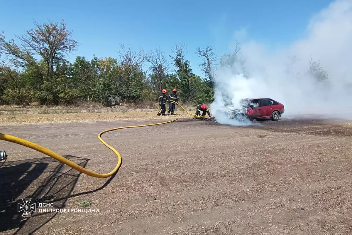 Під Васильківкою загорівся «Москвич» рятувальники ліквідували пожежу