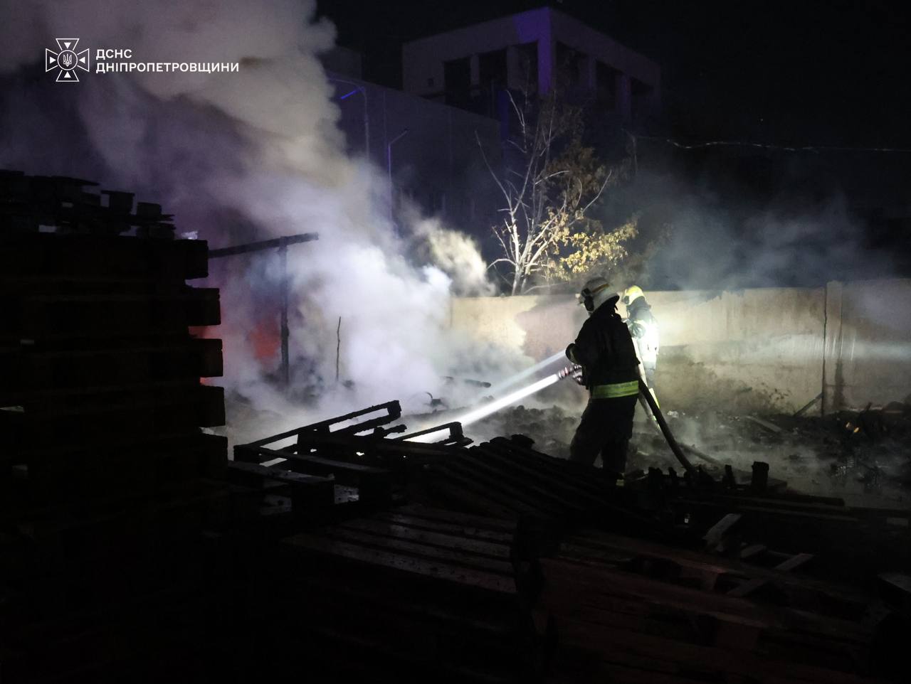 Пошкоджено ТРЦ у Дніпровському районі ДСНС показала наслідки атаки рф