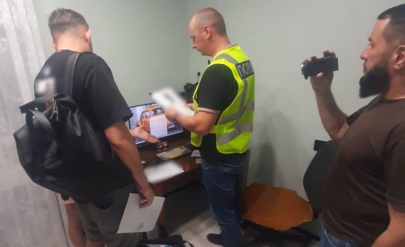 Пропонували роботу за кордоном а змушували надавати сексуальні послуги