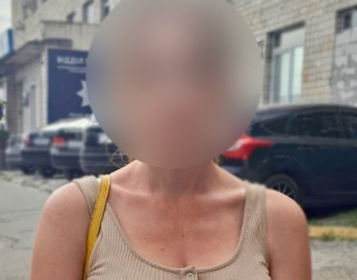 У Дніпрі поліцейські затримали жінку, яку підозрюють у пограбуванні 12-річної дівчинки - 26.08.2026