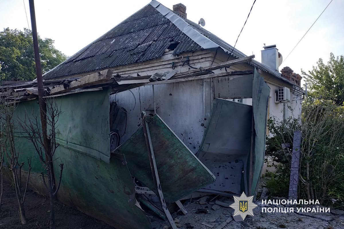 Троє людей постраждали внаслідок атак на Дніпропетровщину поліція показала наслідки обстрілів