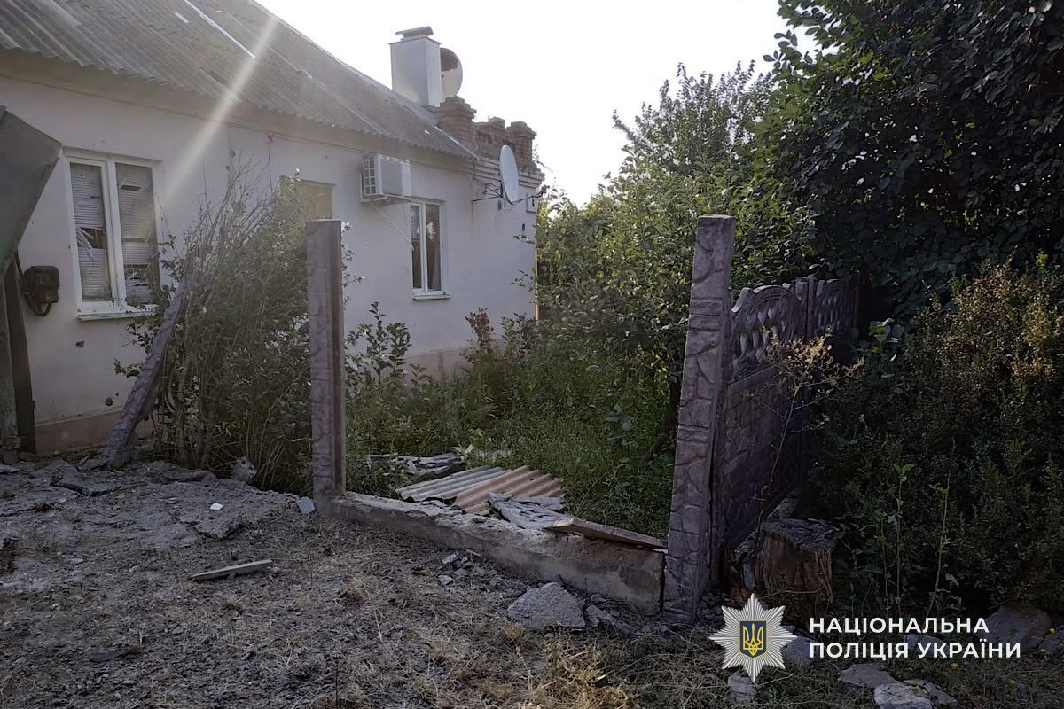 Троє людей постраждали внаслідок атак на Дніпропетровщину поліція показала наслідки обстрілів