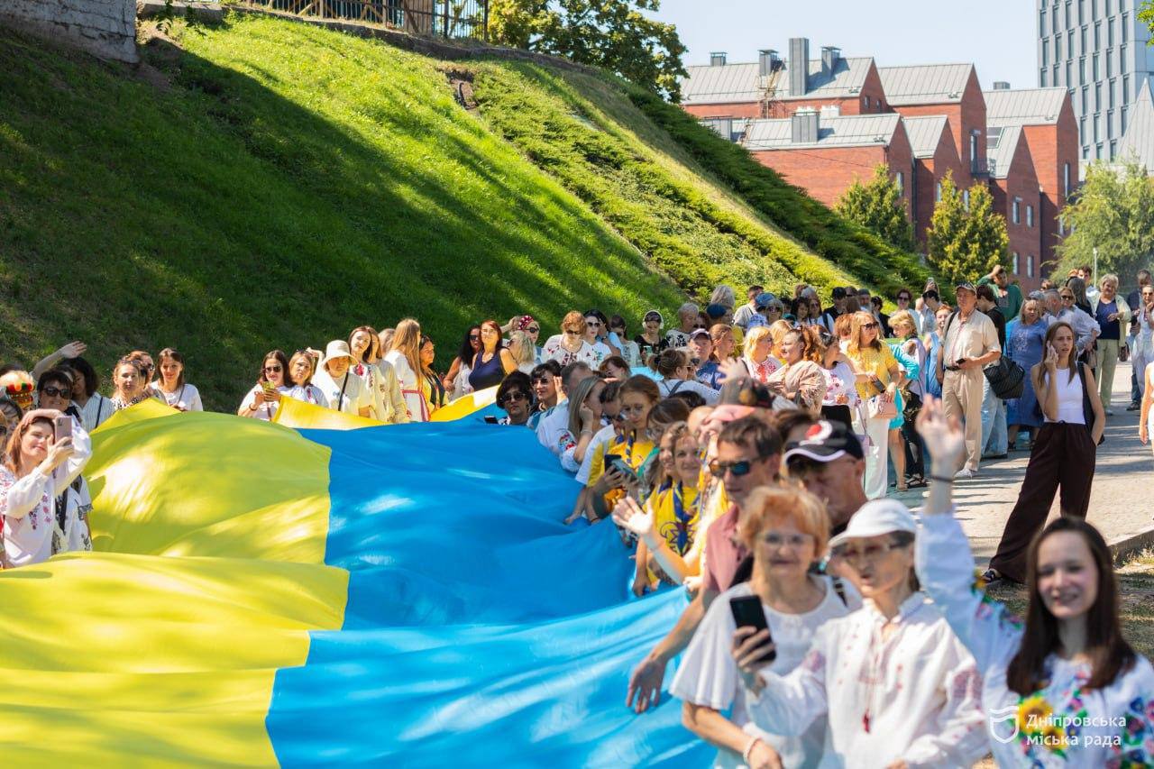 у День Незалежності дніпряни пройшли містом із 50 метровим прапором України