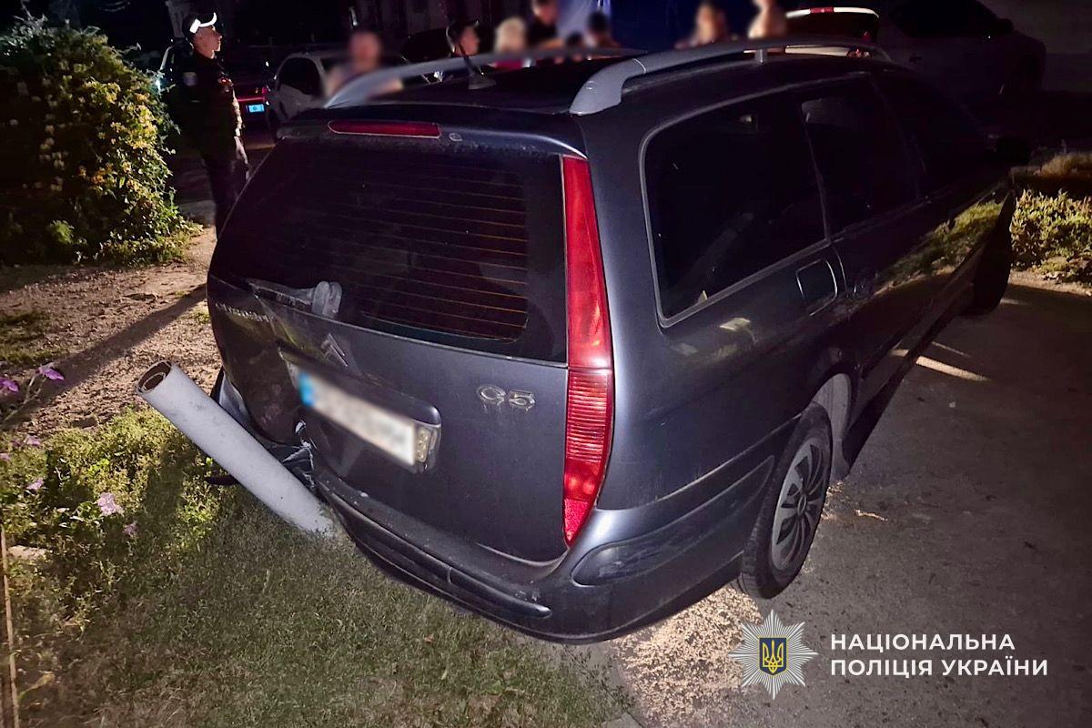 У Дніпрі чоловік викрав чужу автівку та врізався у металевий стовп