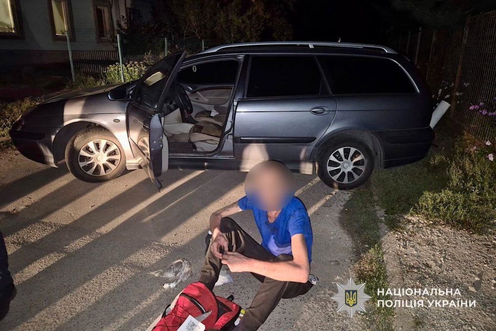 У Дніпрі чоловік викрав чужу автівку та врізався у металевий стовп