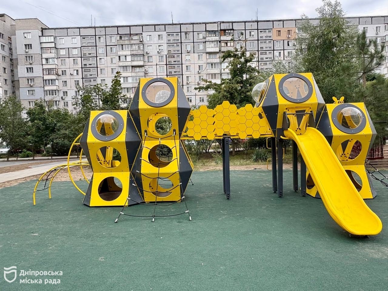 У Дніпрі продовжують оновлювати міські зони відпочинку та створювати сучасні простори для дітей і дорослих