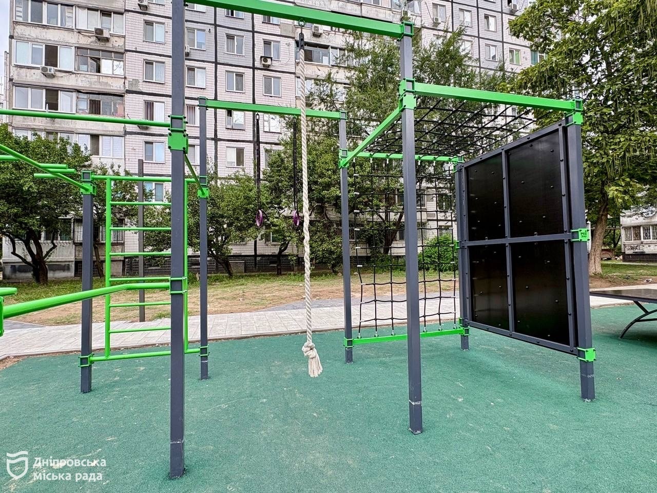 У Дніпрі продовжують оновлювати міські зони відпочинку та створювати сучасні простори для дітей і дорослих