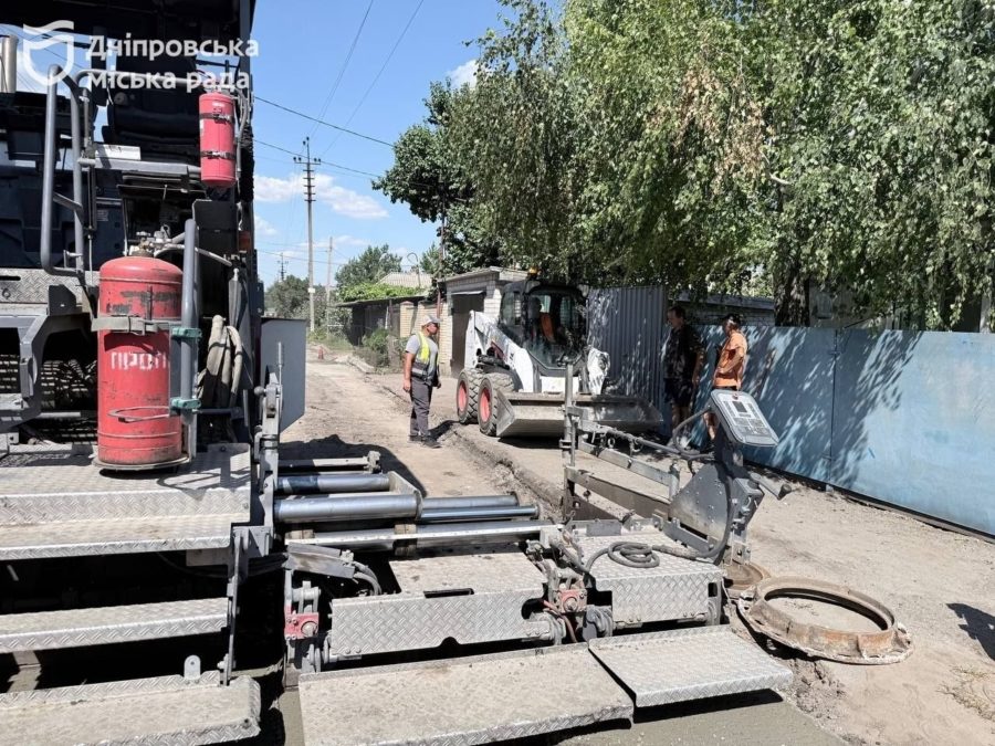У Дніпрі продовжують відновлювати дорожнє покриття на найбільш зношених ділянках 25 08 2026