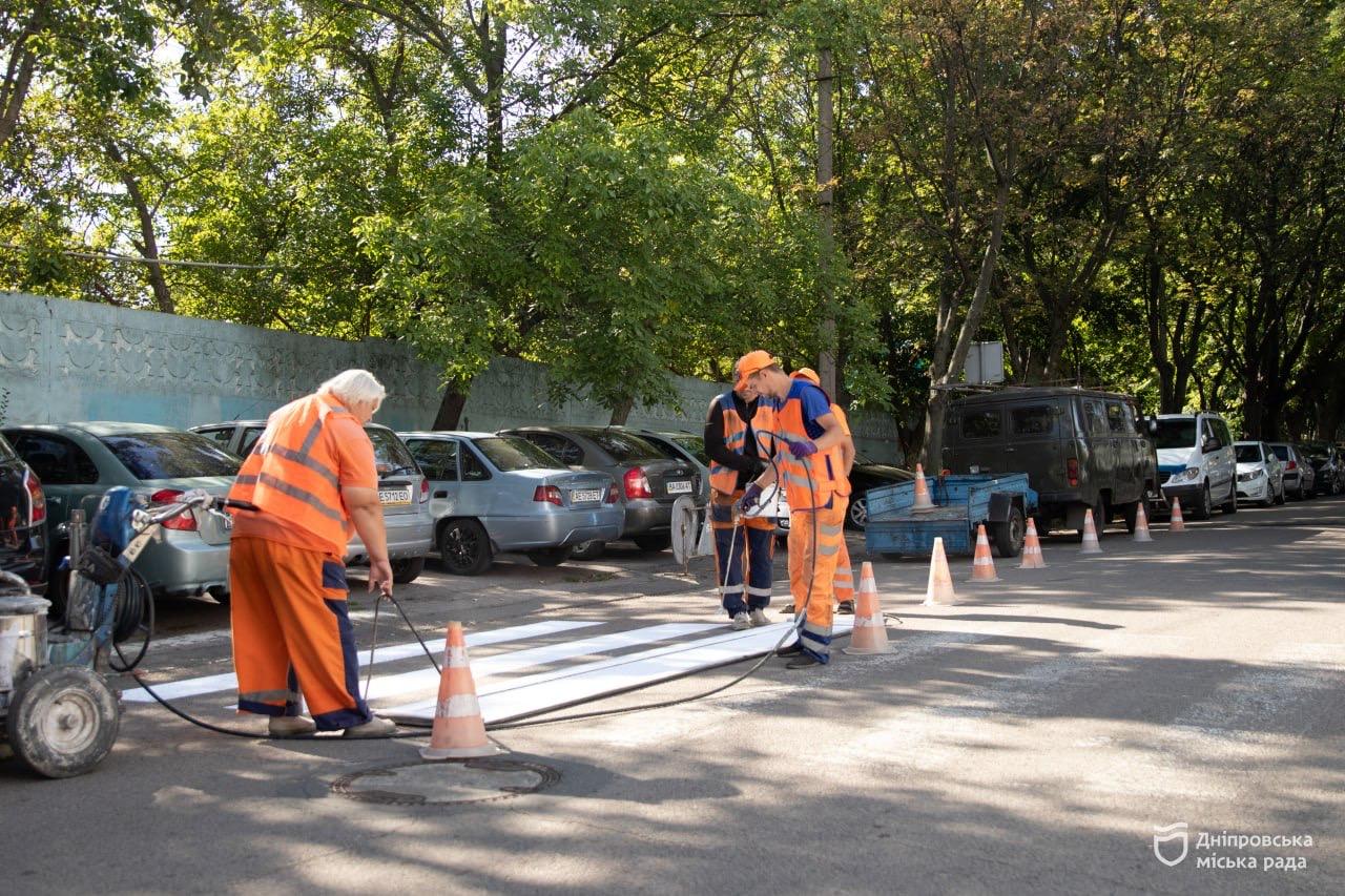 У Дніпрі тривають роботи з відновлення дорожньої розмітки біля закладів освіти