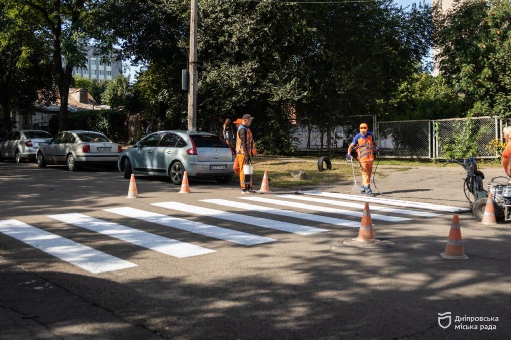 У Дніпрі тривають роботи з відновлення дорожньої розмітки біля закладів освіти