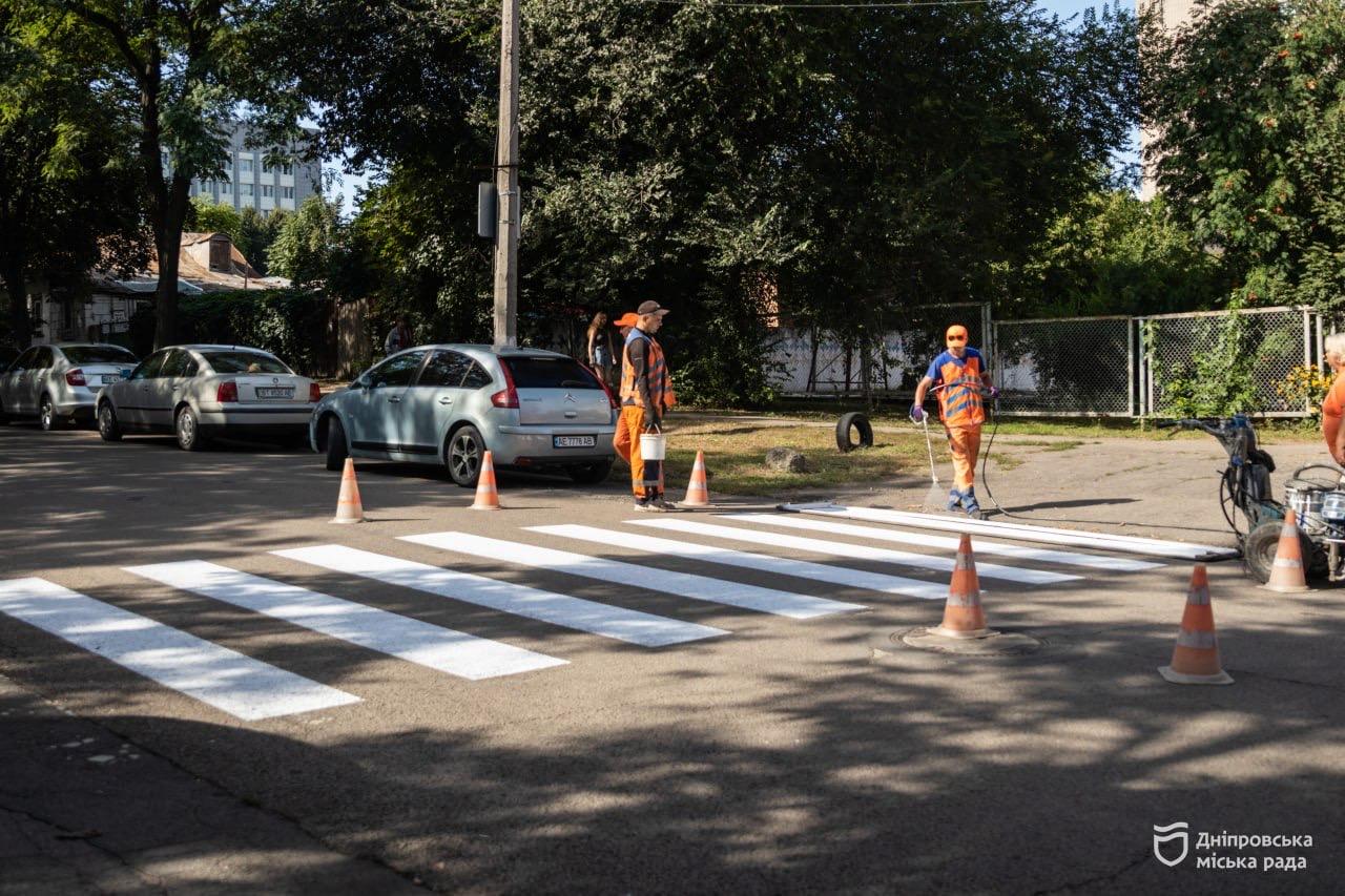 У Дніпрі тривають роботи з відновлення дорожньої розмітки біля закладів освіти