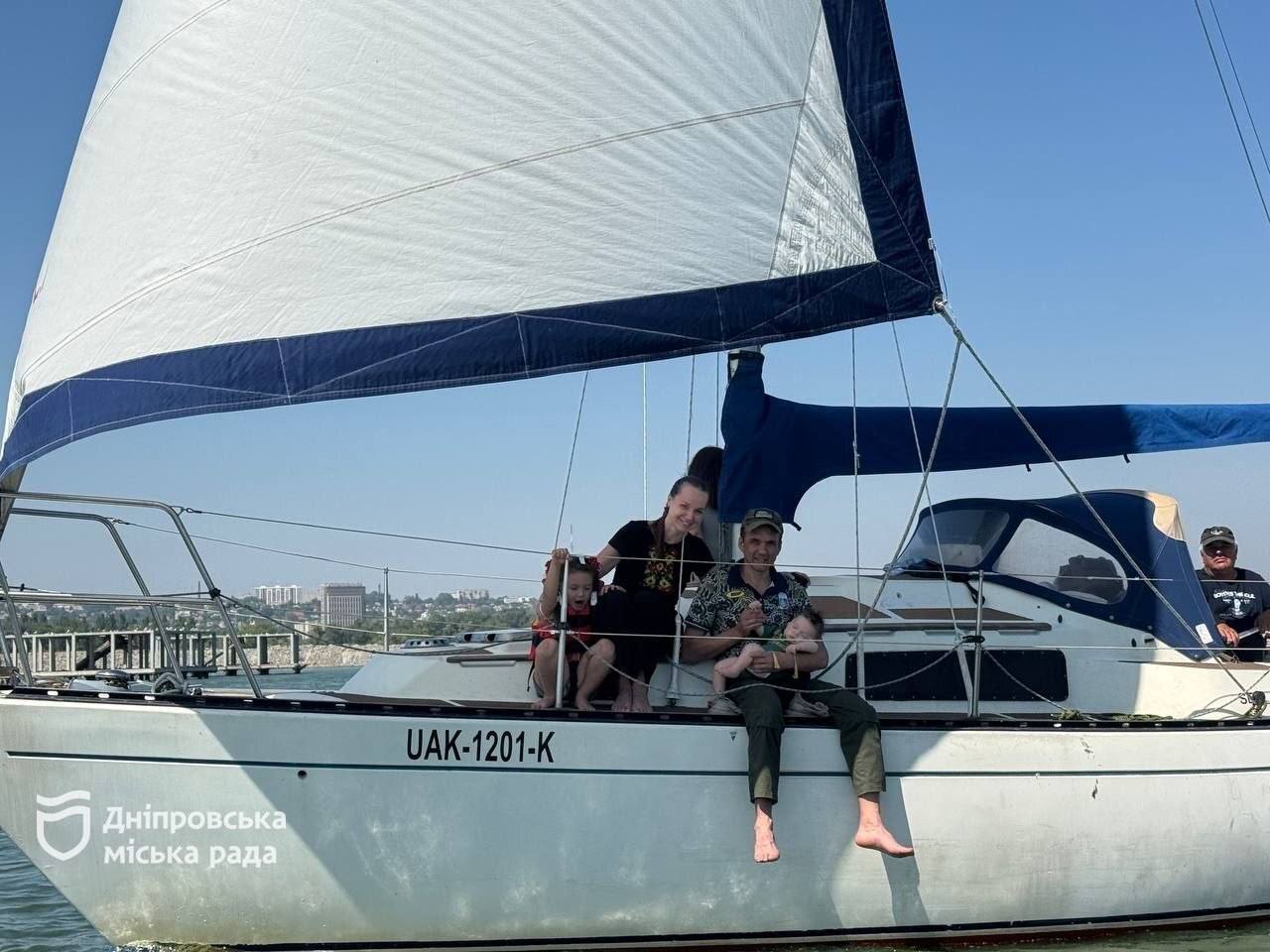 У Дніпрі в яхт клубі «Січ» для ветеранів та членів їхніх родин організували оздоровчо реабілітаційне заняття з крейсерського яхтингу