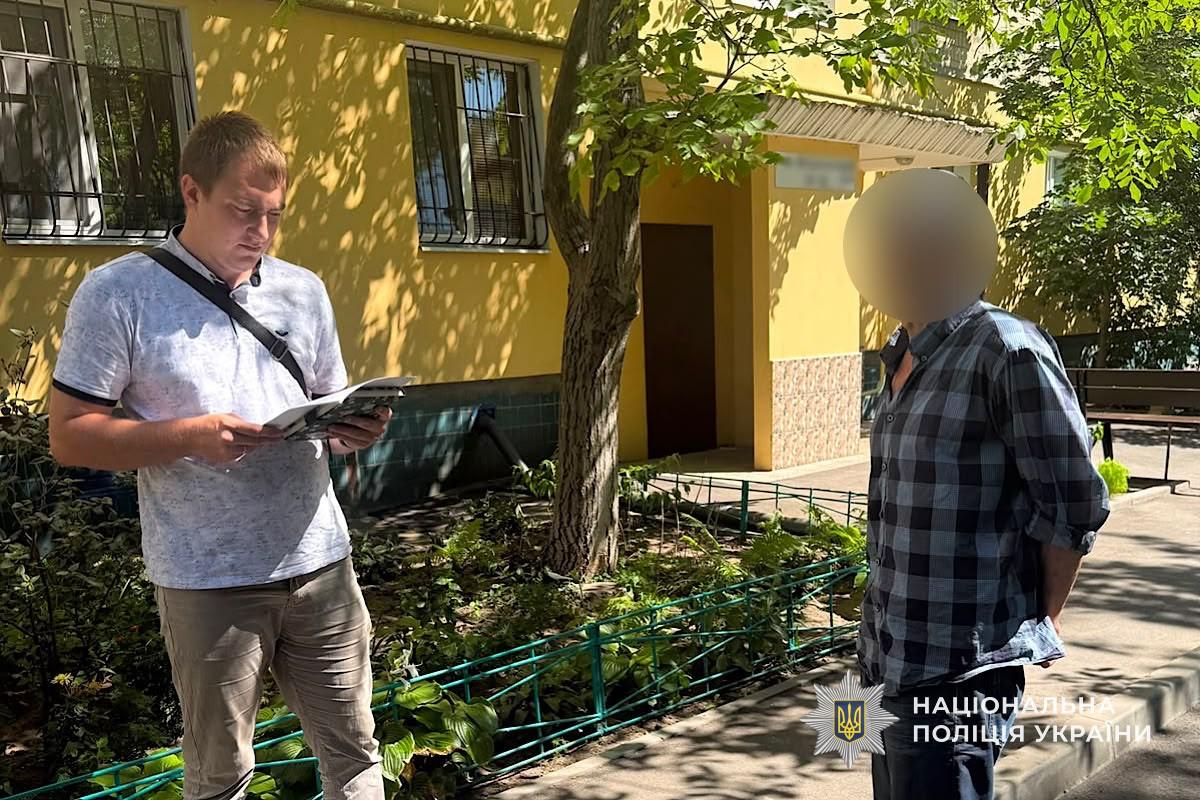 Пограбував літнього чоловіка у під’їзді: у Дніпрі затримали підозрюваного
