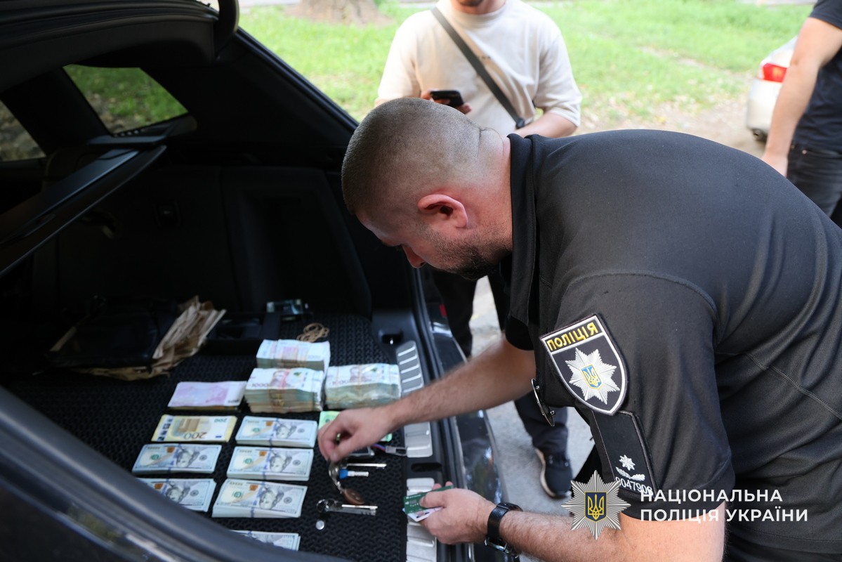 На Дніпропетровщині правоохоронці викрили злочинне угруповання та ліквідували шахрайський кол-центр у місті Кам’янське
