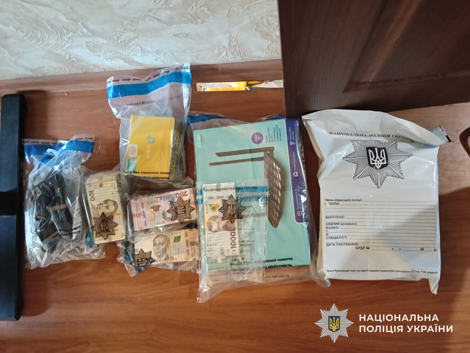 На Дніпропетровщині правоохоронці викрили злочинне угруповання та ліквідували шахрайський кол-центр у місті Кам’янське