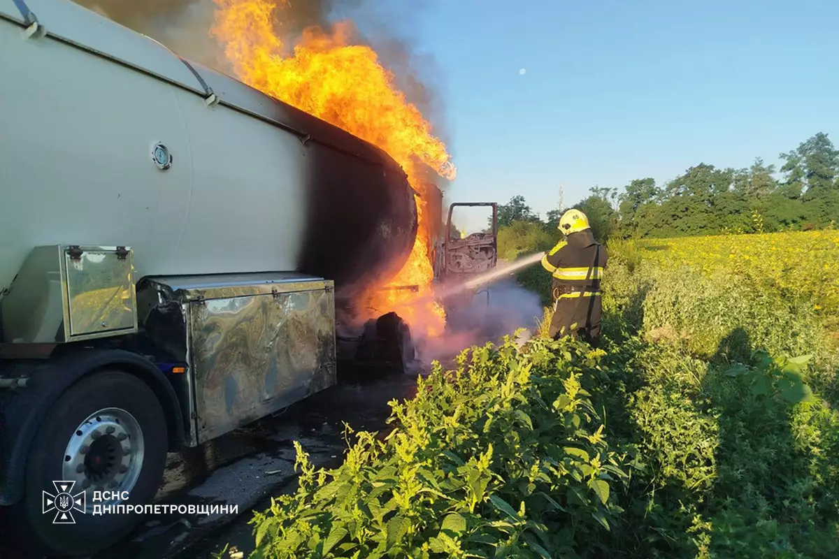 На Дніпропетровщині на трасі палала вантажівка MAN: водія госпіталізували - 01.08.2026