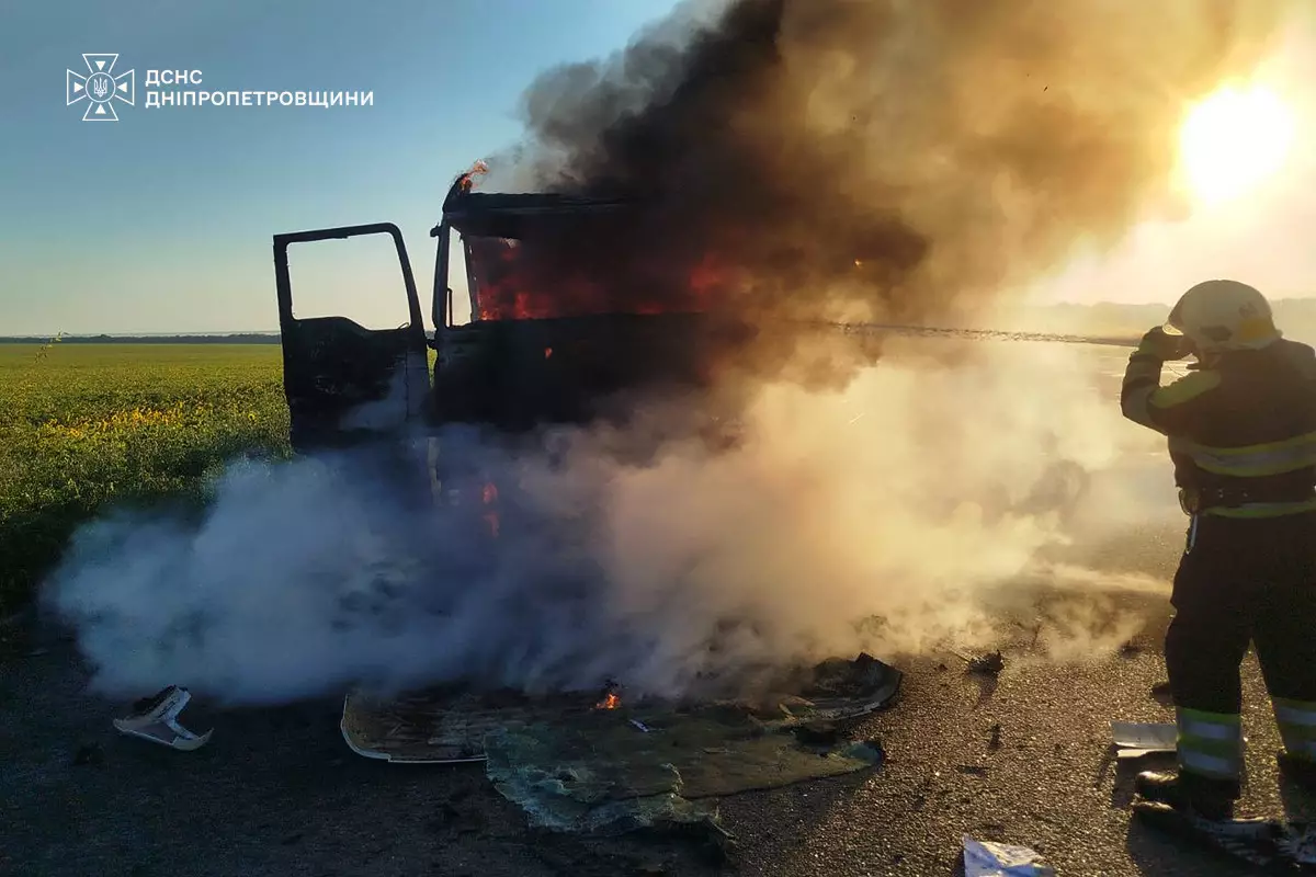 На Дніпропетровщині на трасі палала вантажівка MAN: водія госпіталізували - 01.08.2026
