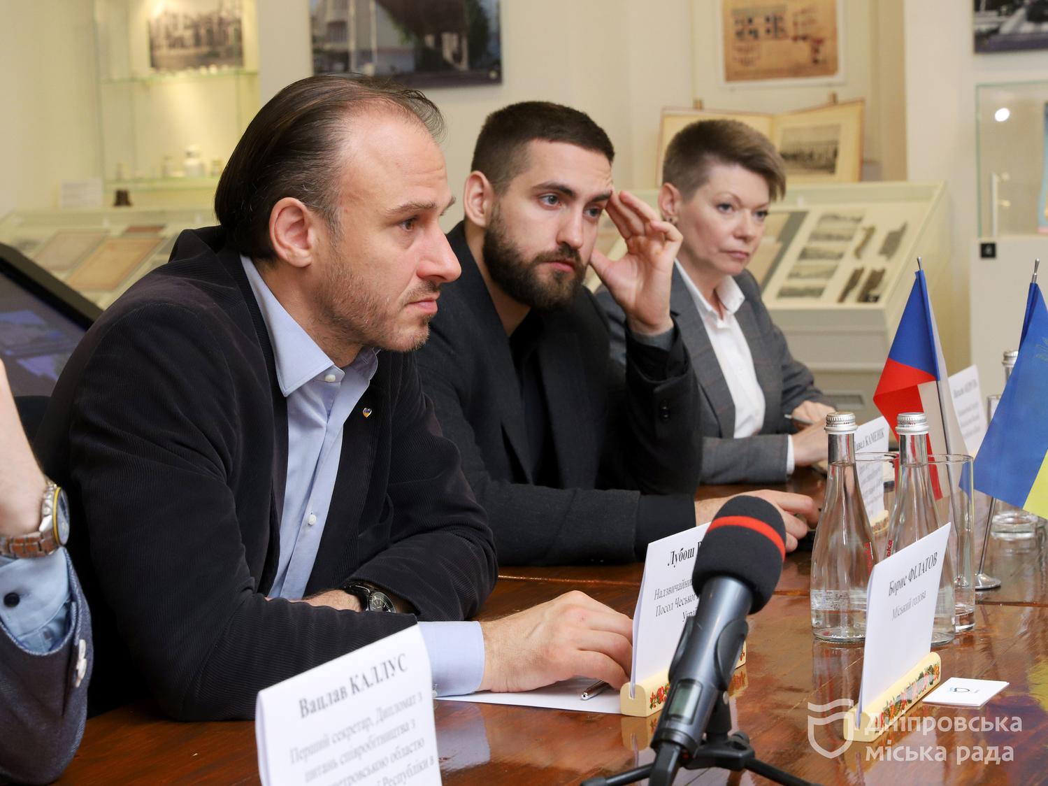 «Готові підтримувати Дніпро та область перед зимою». Після масованого нічного обстрілу до міста на зустріч із Філатовим прибув посол Чехії Лубош Весели - 22.09.2026