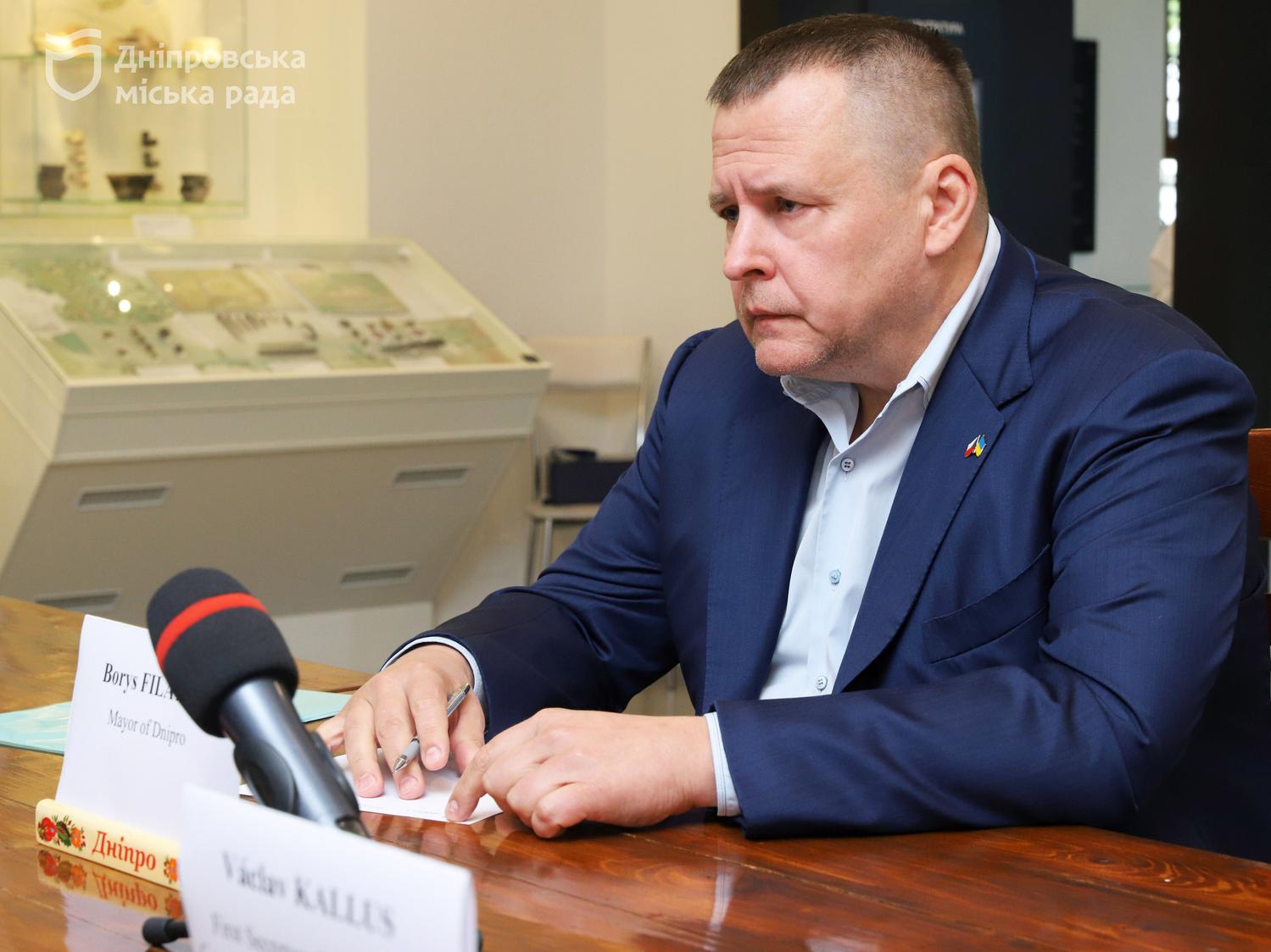 «Готові підтримувати Дніпро та область перед зимою». Після масованого нічного обстрілу до міста на зустріч із Філатовим прибув посол Чехії Лубош Весели - 22.09.2026