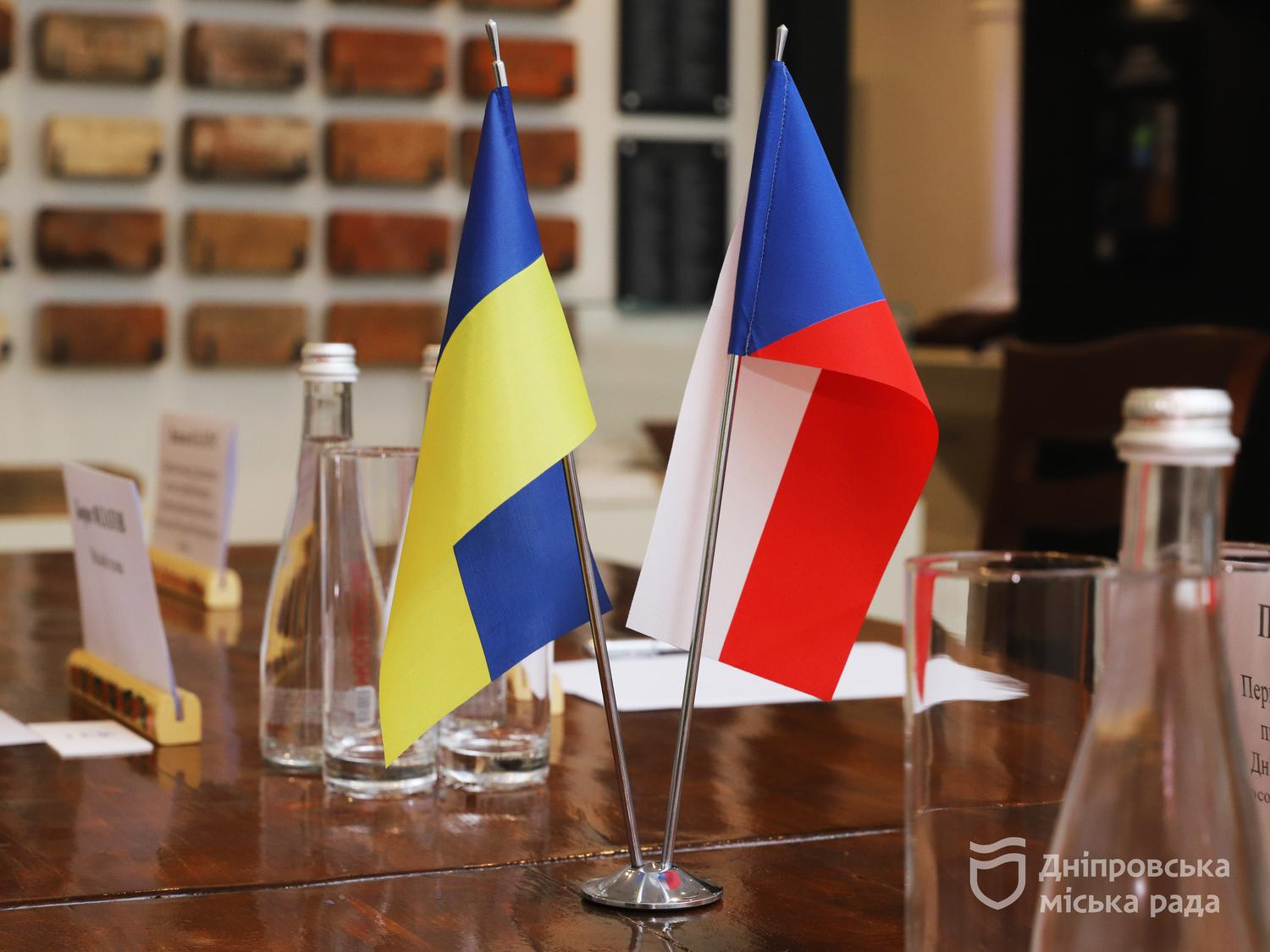 «Готові підтримувати Дніпро та область перед зимою». Після масованого нічного обстрілу до міста на зустріч із Філатовим прибув посол Чехії Лубош Весели - 22.09.2026