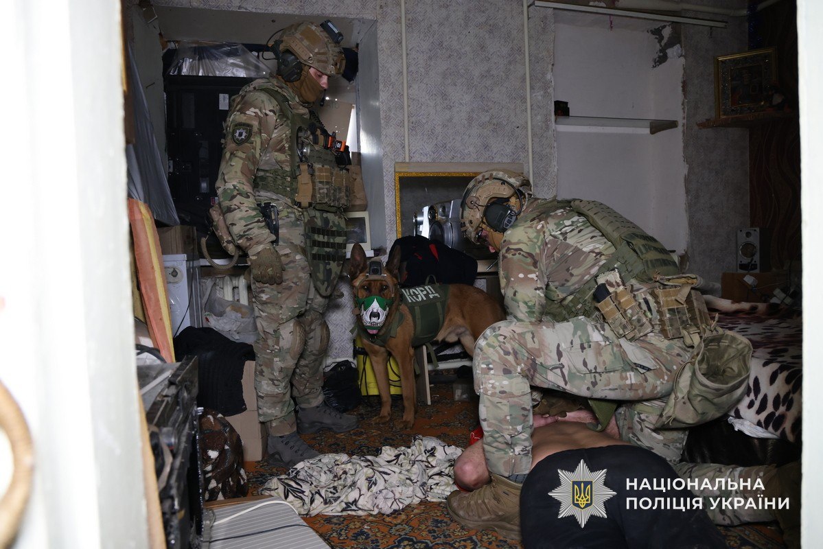 Нарколабораторія на Дніпропетровщині: п’ятьох учасників угруповання судитимуть за виготовлення метамфетаміну - 02.09.2026