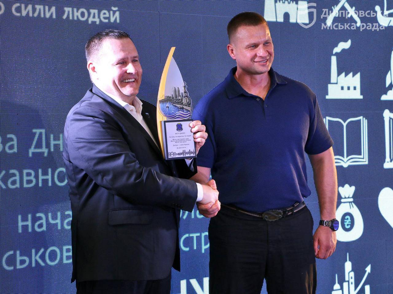 Дніпро — це люди, що працюють на благо всієї громади і дають їй надію на майбутнє. У День міста Філатов вручив дніпрянам різних професій почесні нагороди - 13.09.2026