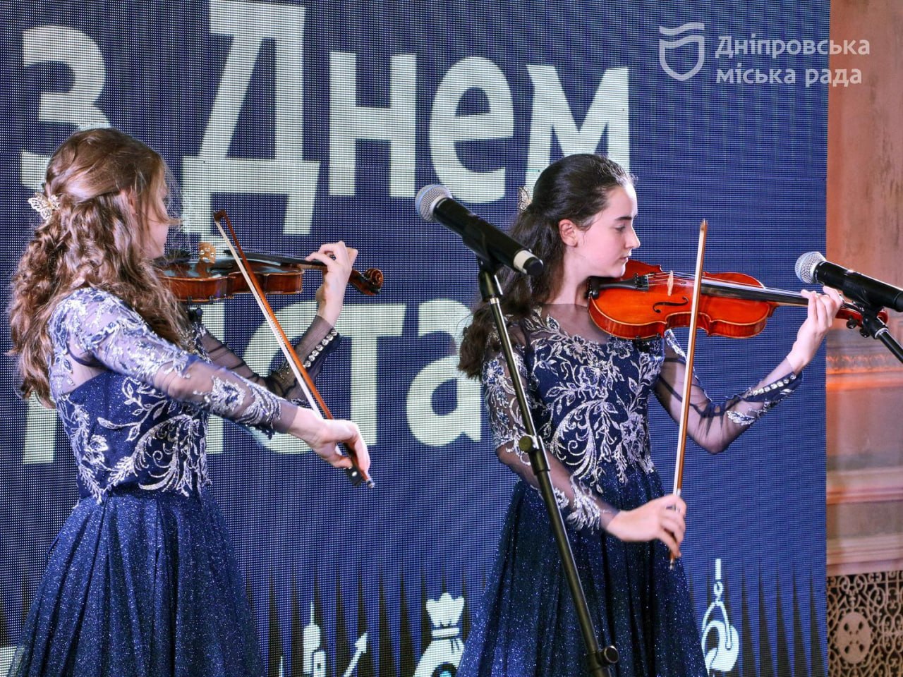 Дніпро — це люди, що працюють на благо всієї громади і дають їй надію на майбутнє. У День міста Філатов вручив дніпрянам різних професій почесні нагороди - 13.09.2026
