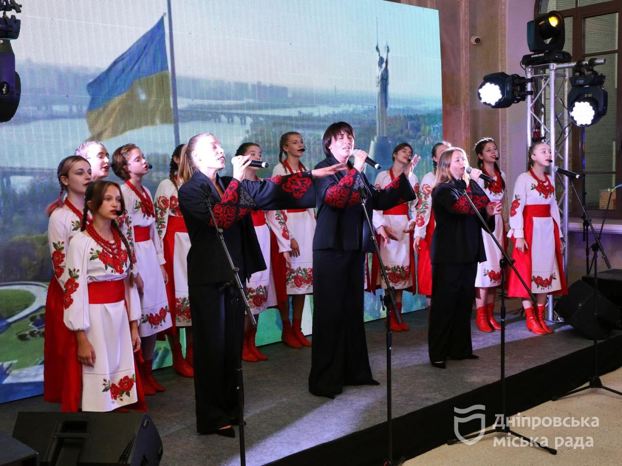 Дніпро — це люди, що працюють на благо всієї громади і дають їй надію на майбутнє. У День міста Філатов вручив дніпрянам різних професій почесні нагороди - 13.09.2026