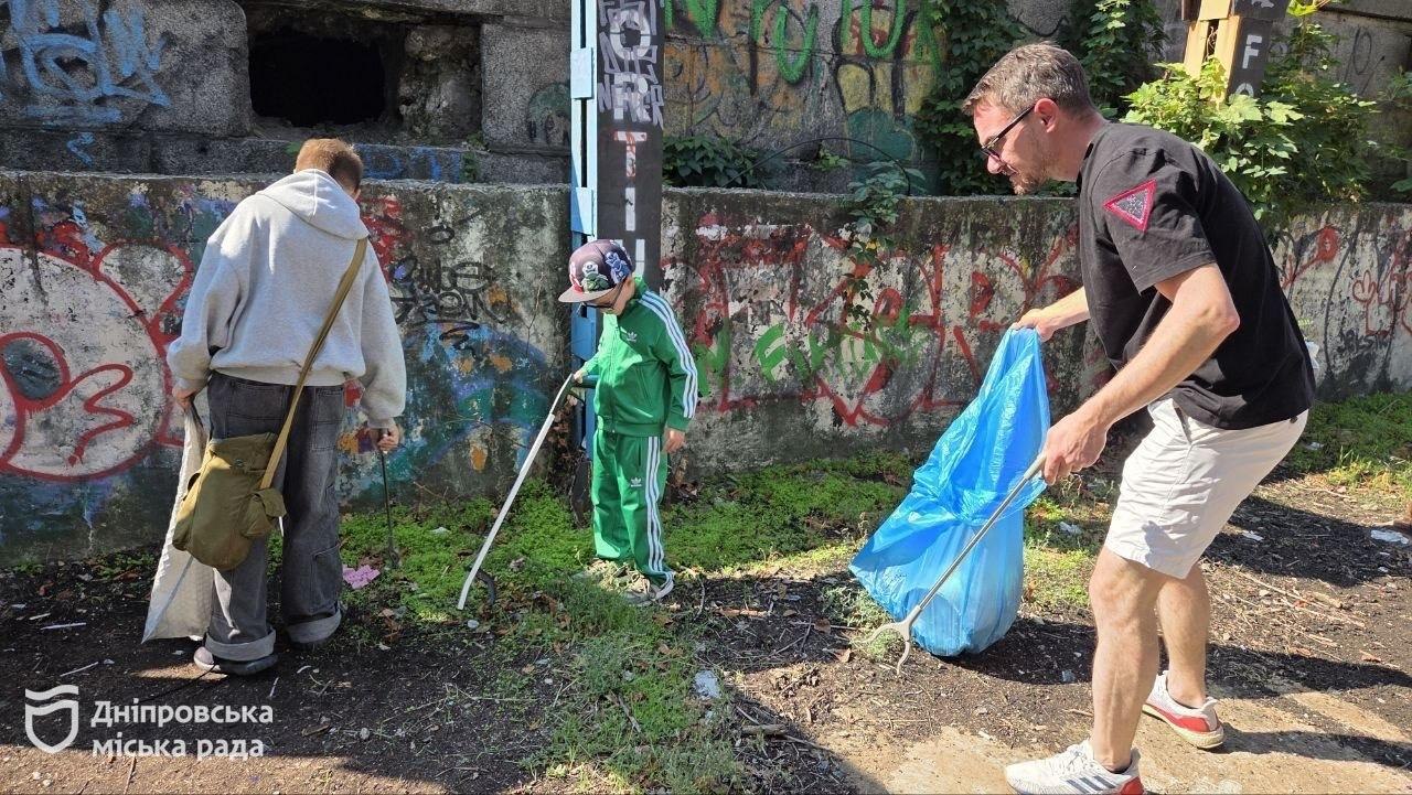 «Для нас це майже свято: зустрітися з друзями, поприбирати і побачити, наскільки після нас стає чистіше»: дніпрянин про участь у толоці до Всесвітнього дня прибирання - 19.09.2026