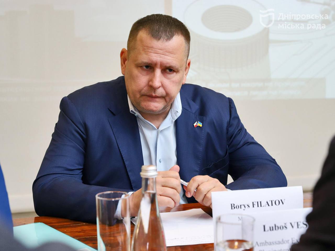 «Готові підтримувати Дніпро та область перед зимою». Після масованого нічного обстрілу до міста на зустріч із Філатовим прибув посол Чехії Лубош Весели - 22.09.2026