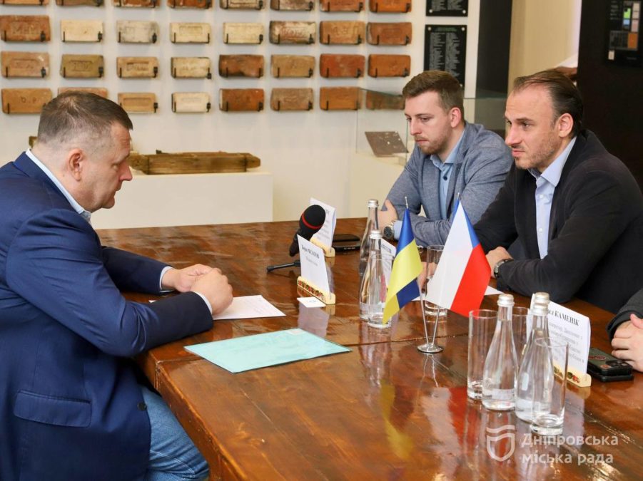 «Готові підтримувати Дніпро та область перед зимою». Після масованого нічного обстрілу до міста на зустріч із Філатовим прибув посол Чехії Лубош Весели - 22.09.2026