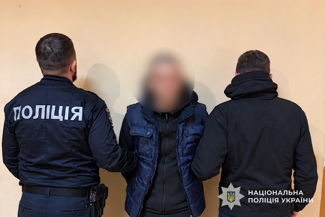 У Дніпрі затримали 34-річного чоловіка за крадіжку та грабіж у приватних будинках - 26.09.2026