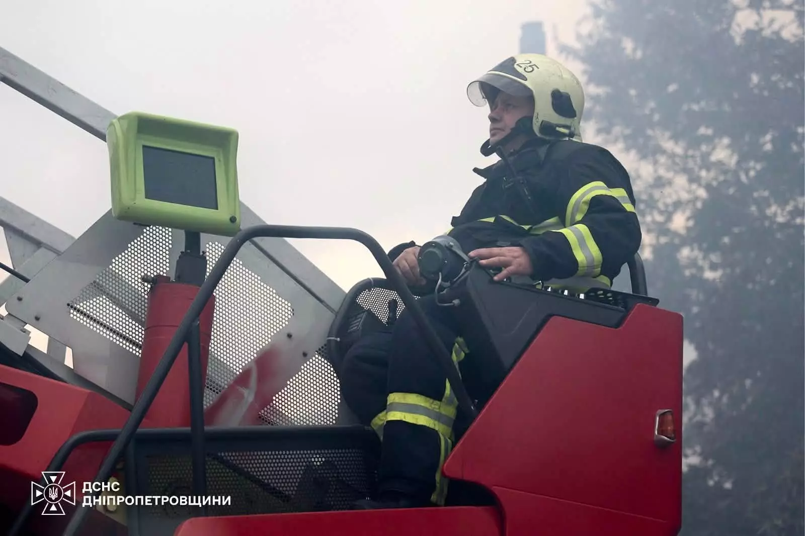 Масштабна пожежа у Дніпрі: рятувальники приборкали вогонь на складах після ворожого удару - 07.09.2026