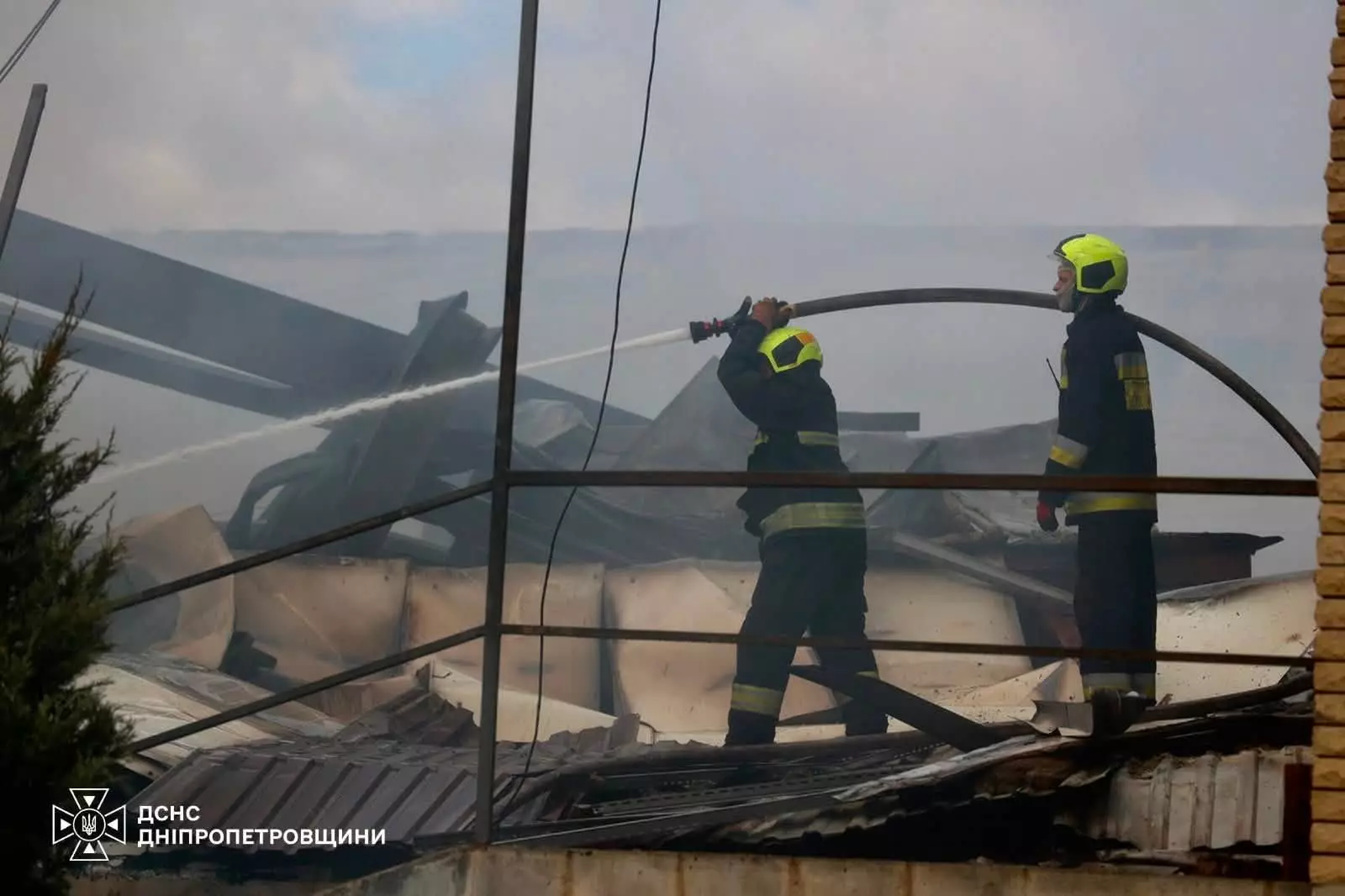 Масштабна пожежа у Дніпрі: рятувальники приборкали вогонь на складах після ворожого удару - 07.09.2026