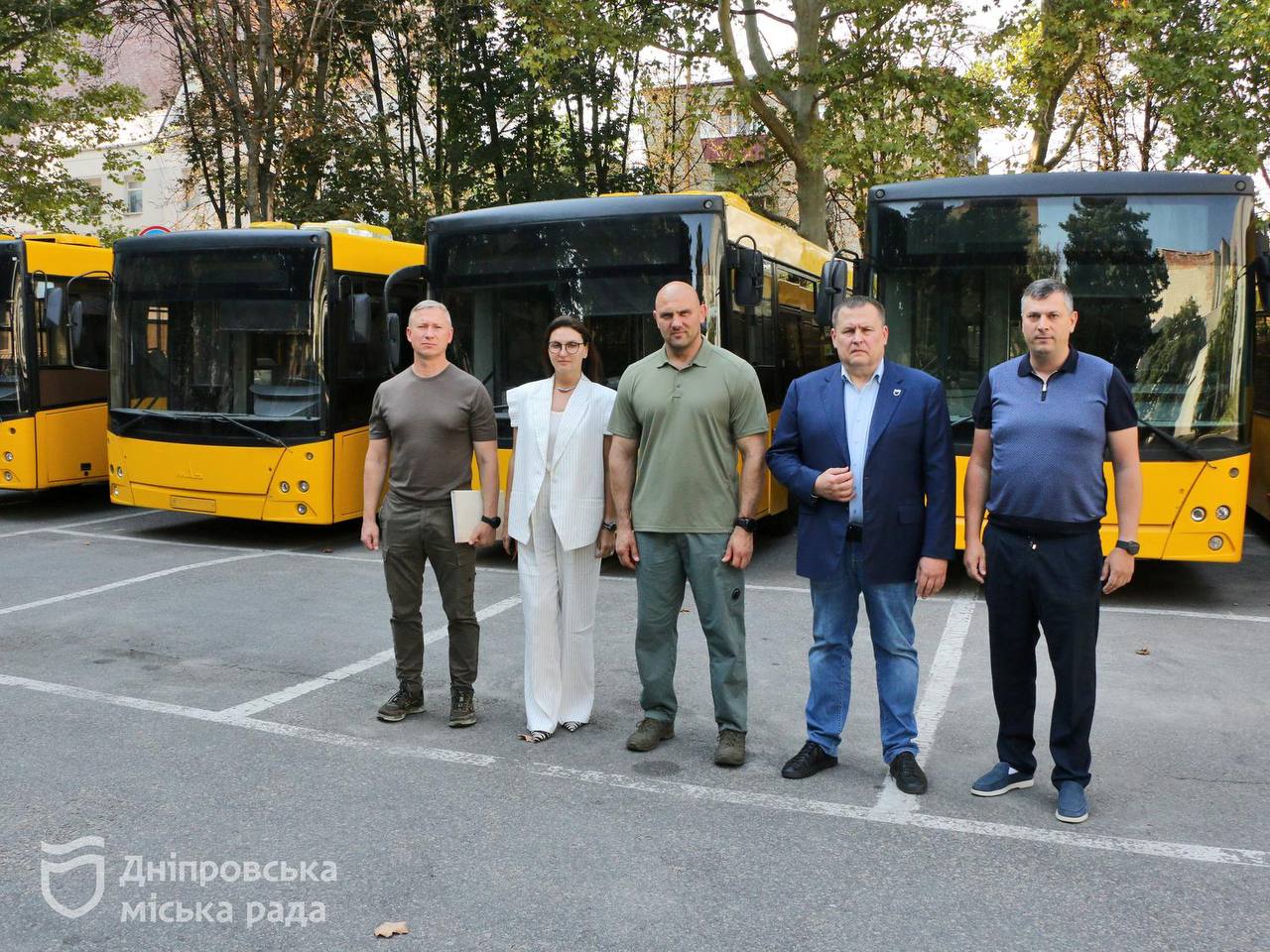 На підтримку людей. Дніпро передав 7 великих автобусів для Одеси, де атаки рф спричиняють проблеми з електротранспортом