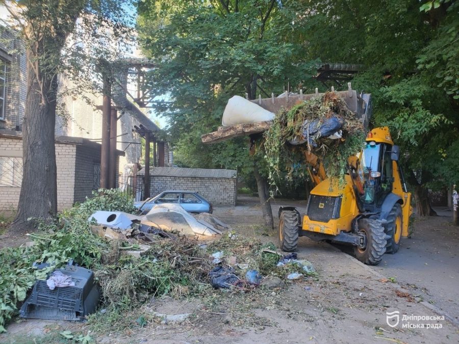 Дніпро, проспект Науки, 104: вивезли близько 6 кубічних метрів відходів - 03.09.2026