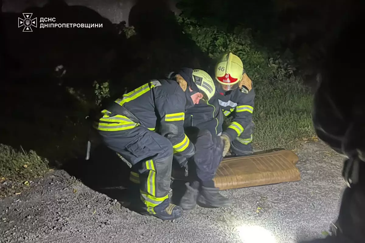 На Дніпропетровщині зіткнулися вантажівка та легковик рятувальники деблокували водія