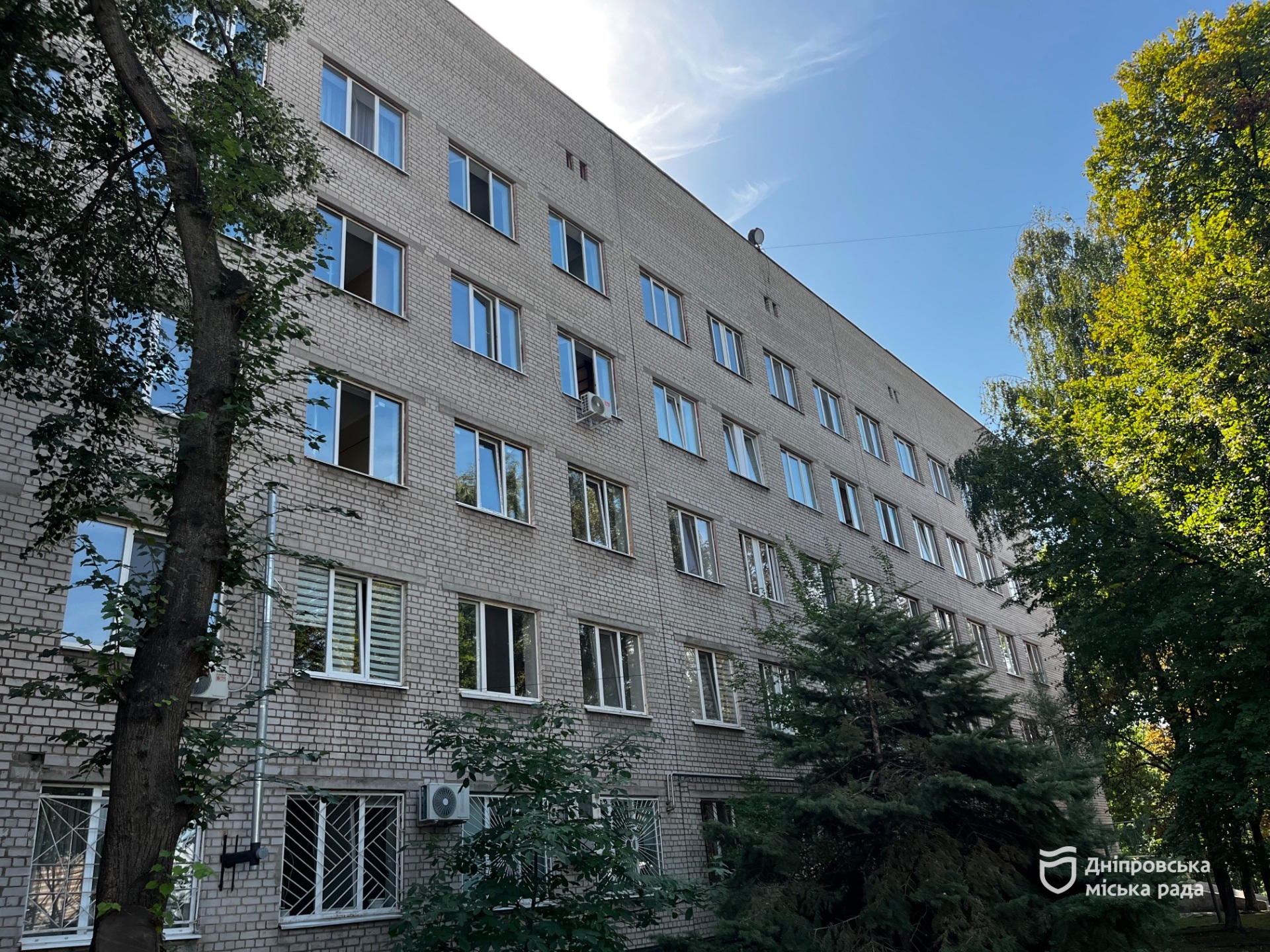 Понад 460 вікон у двох медзакладах відновили за підтримки міжнародних партнерів Дніпра після ворожих атак - 01.09.2026
