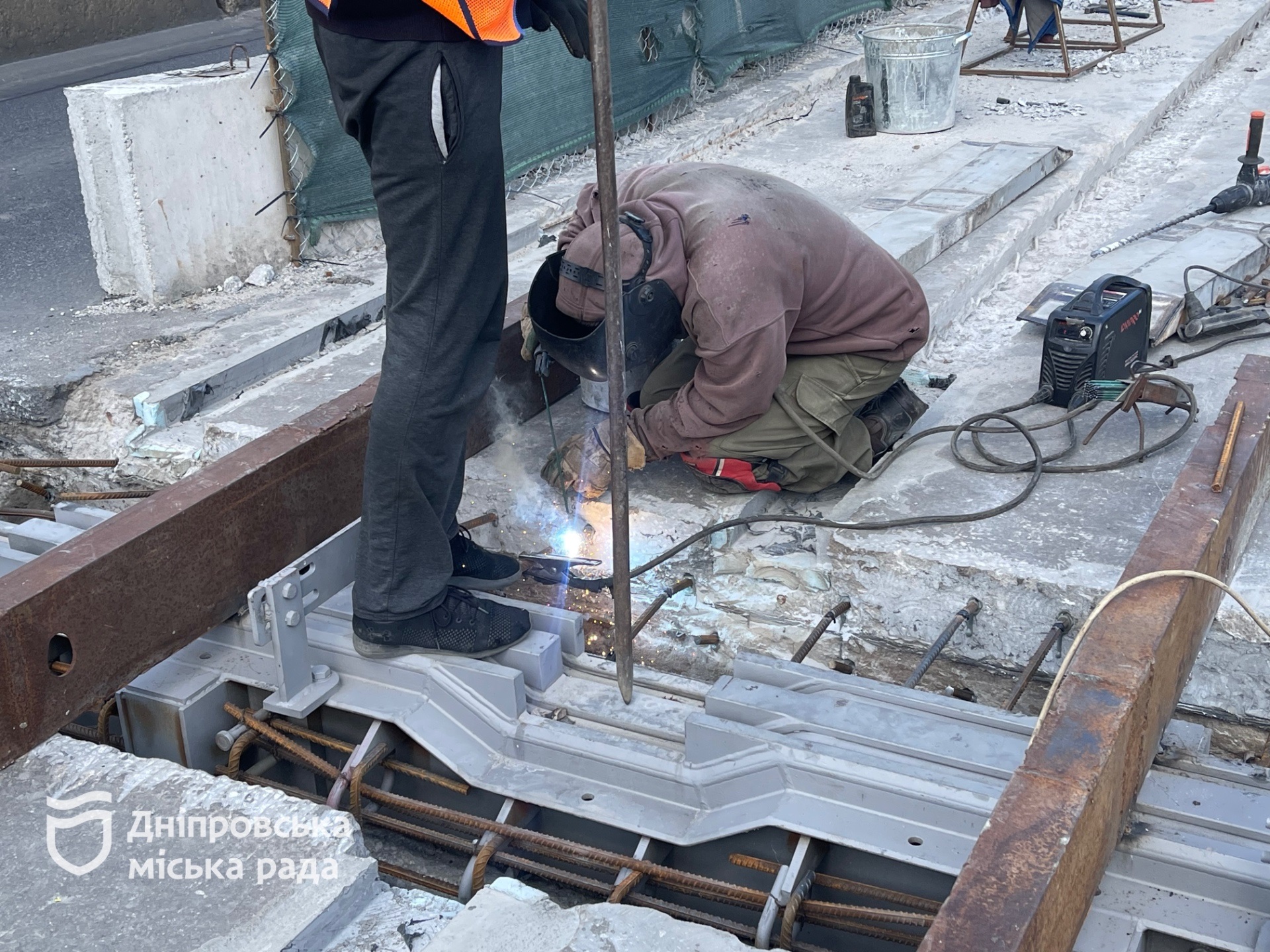 Щоб рейки не деформувалися від спеки та морозу: на Старому мосту у Дніпрі триває капремонт трамвайної колії - 08.09.2026