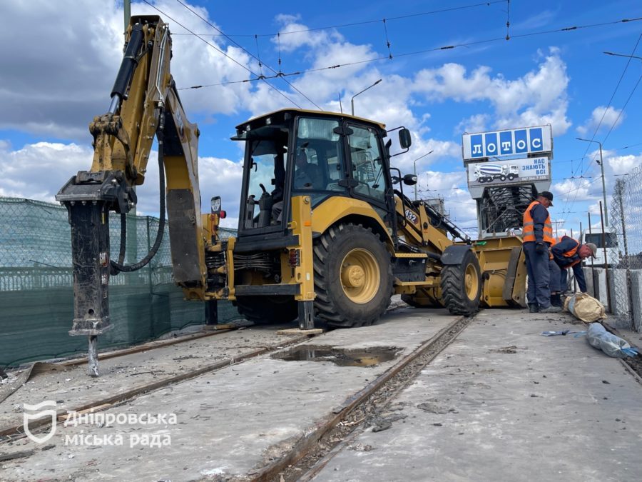 Щоб рейки не деформувалися від спеки та морозу: на Старому мосту у Дніпрі триває капремонт трамвайної колії - 08.09.2026