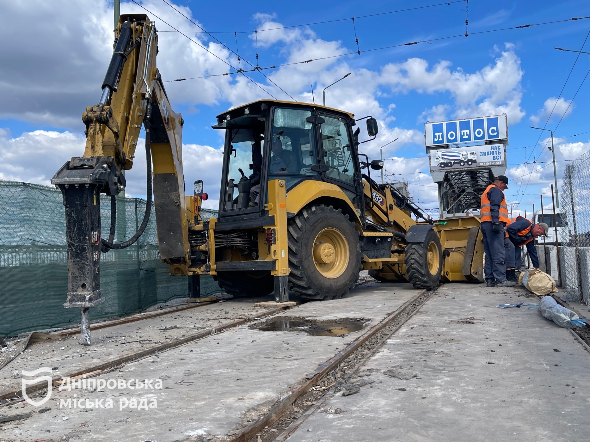 Щоб рейки не деформувалися від спеки та морозу: на Старому мосту у Дніпрі триває капремонт трамвайної колії - 08.09.2026 