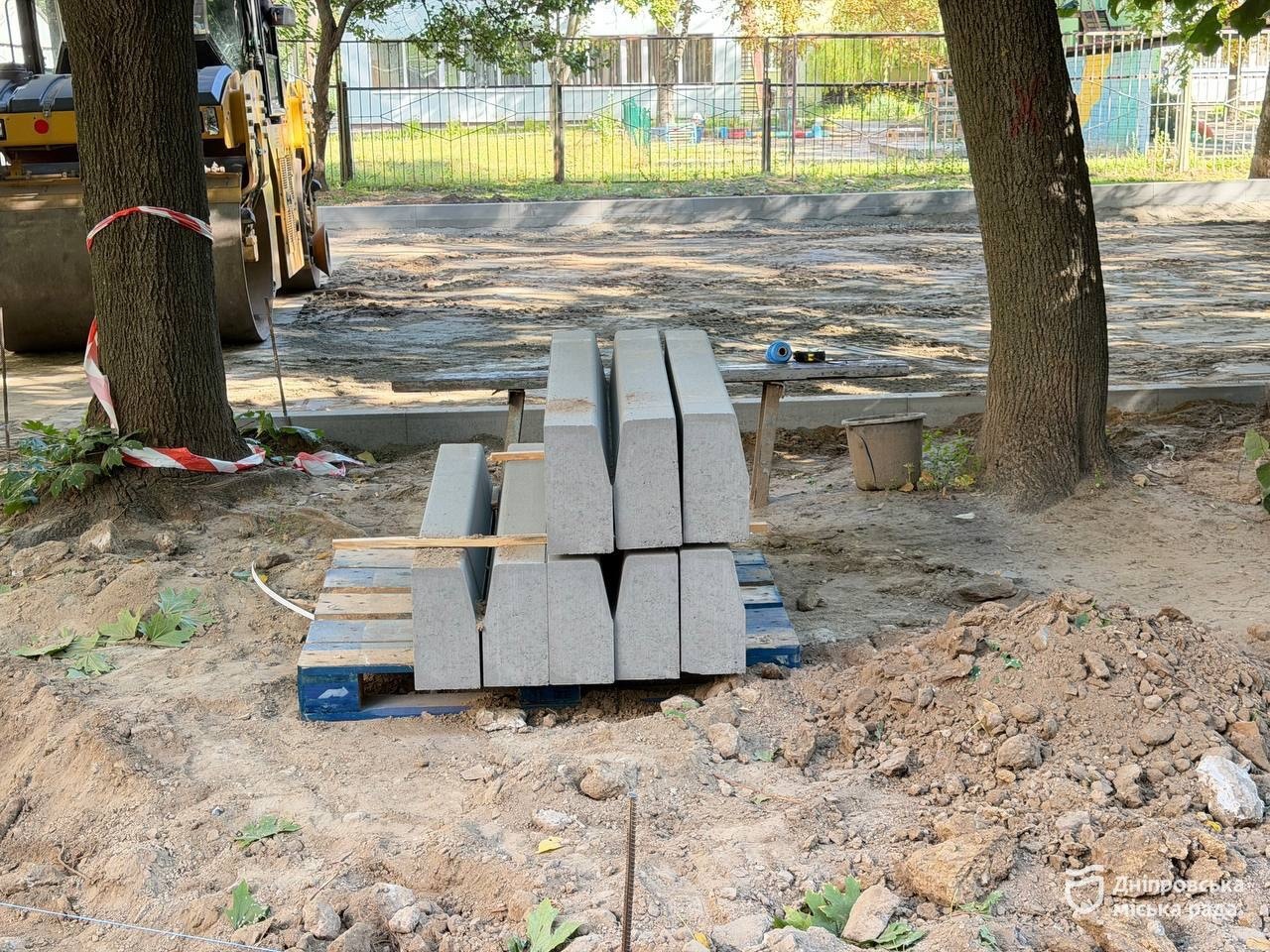 У Дніпрі відновлюють внутрішньоквартальні дороги та облаштовують безбар’єрні проходи на Калинівському - 09.09.2026