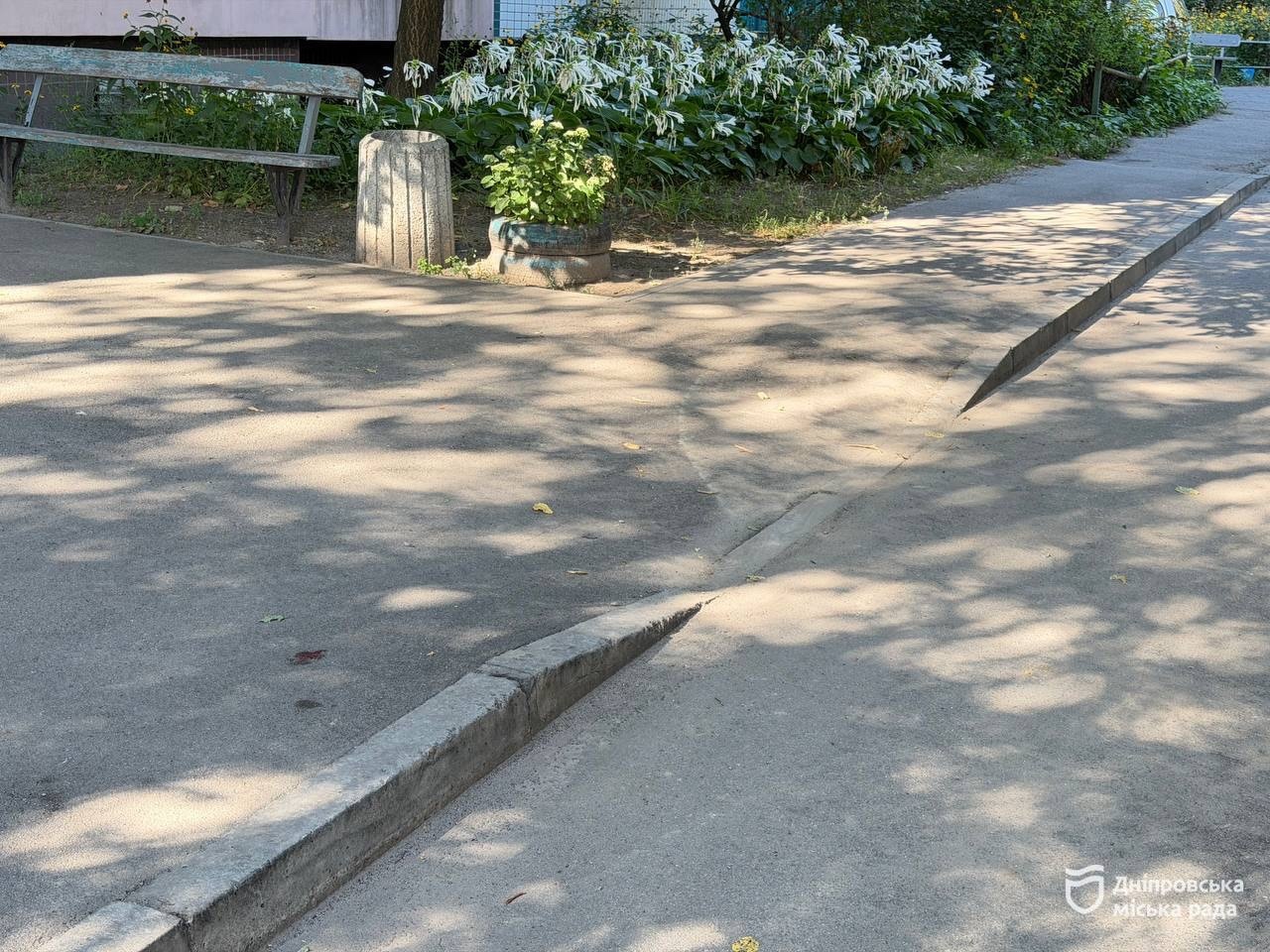 У Дніпрі відновлюють внутрішньоквартальні дороги та облаштовують безбар’єрні проходи на Калинівському - 09.09.2026