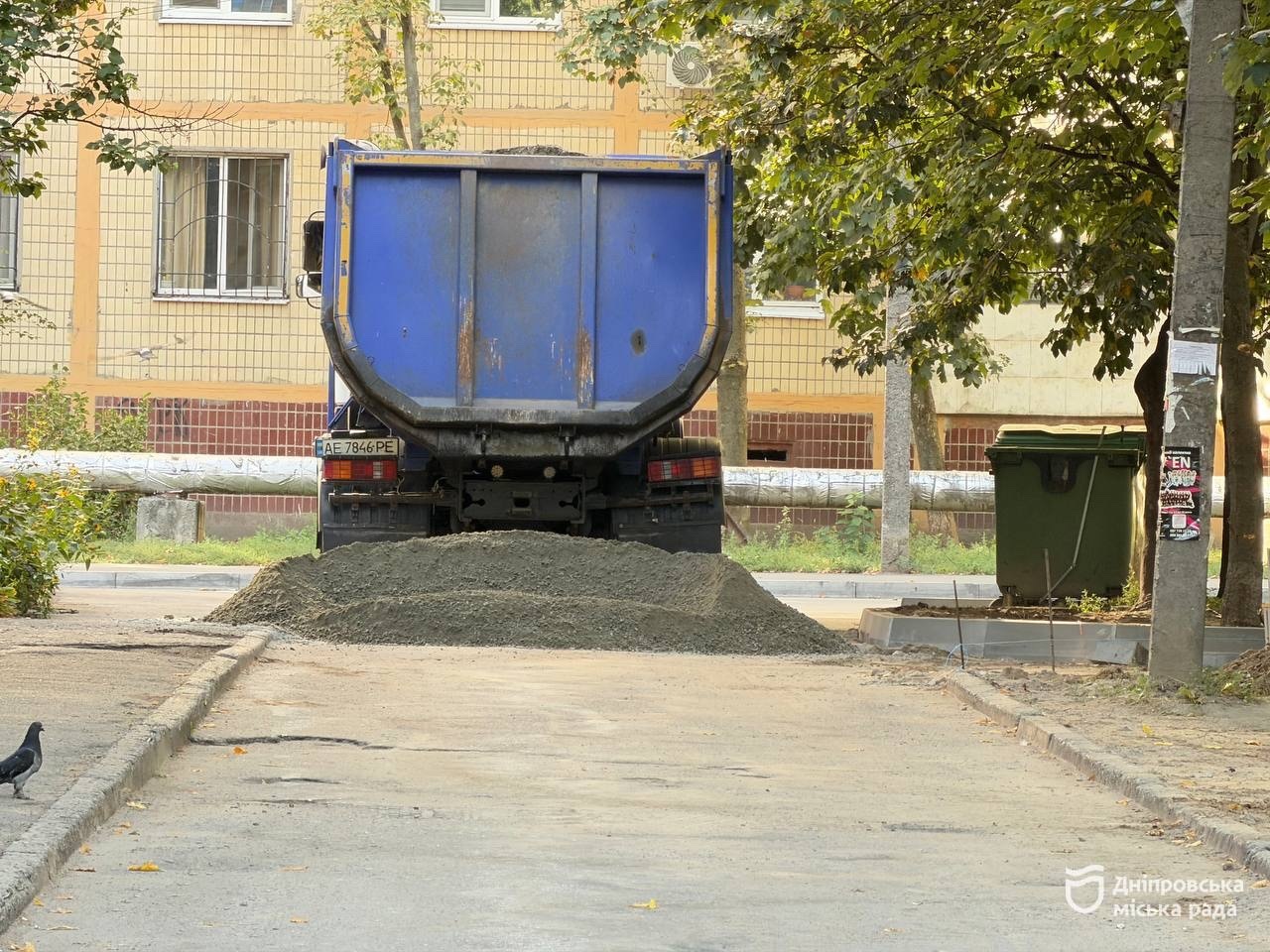 У Дніпрі відновлюють внутрішньоквартальні дороги та облаштовують безбар’єрні проходи на Калинівському - 09.09.2026