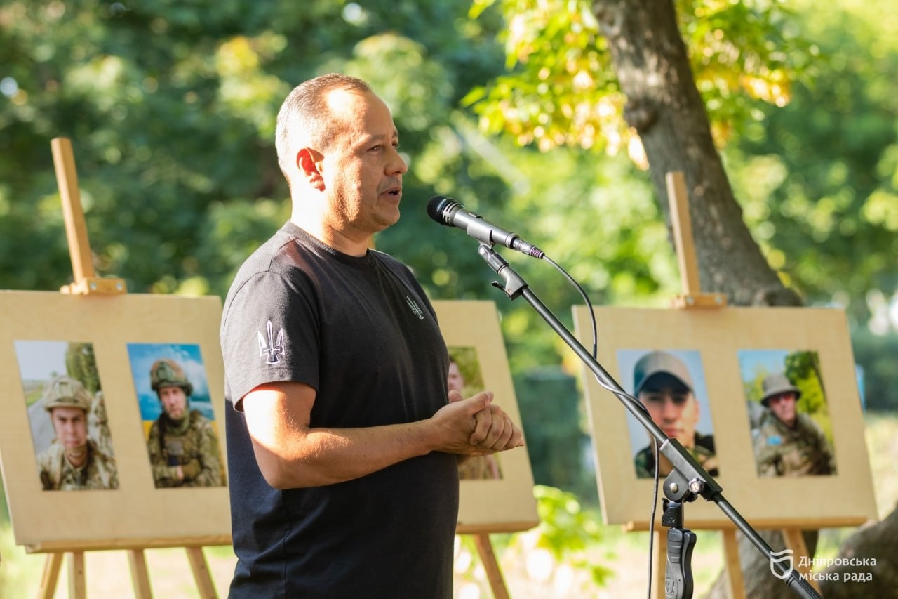 «Нас привело сюди серце, яке болить, пам’ятає і безмежно дякує»: у Дніпрі в Новокодацькому районі провели вечір пам’яті полеглих захисників і захисниць України - 10.09.2026